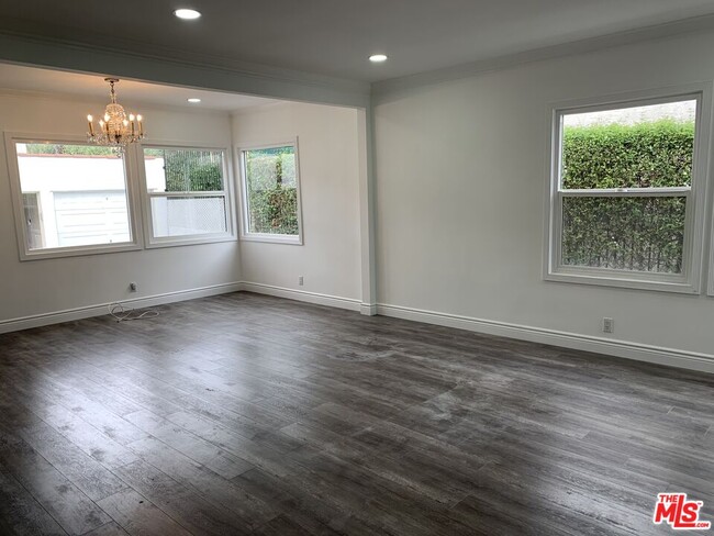 Building Photo - 926 S Holt Ave