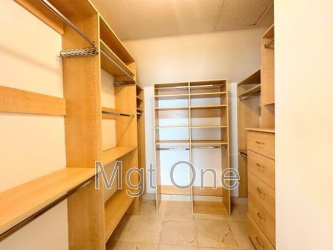 Building Photo - 18 Dauphine