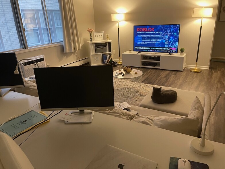 Incredibly spacious living room compared with other 1bed/1bath rentals - 4434 N Oakland Ave