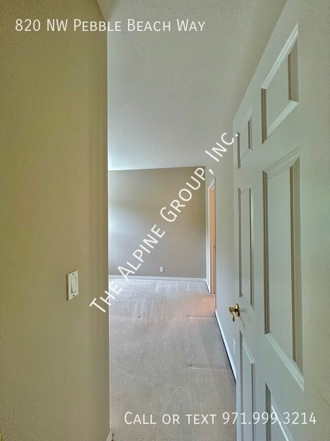 Building Photo - 820 NW Pebble Beach Way