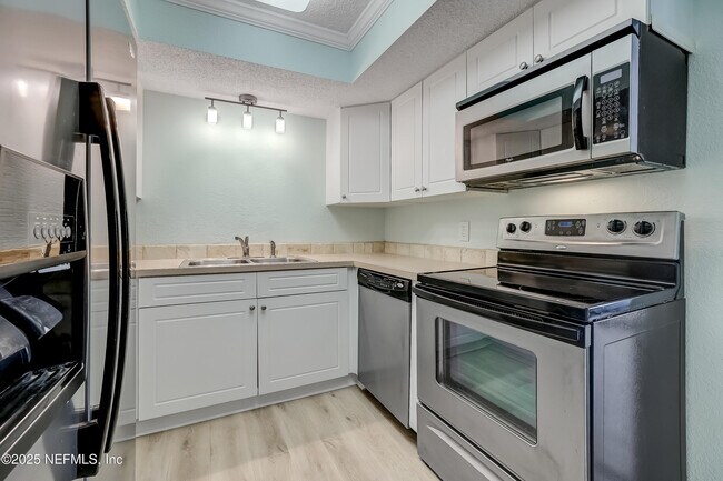 Building Photo - 6561 Mission Ct