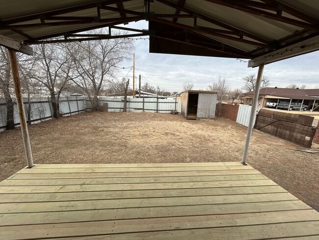 Building Photo - 609 E 6th St