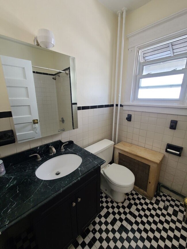 Building Photo - 443 Main St