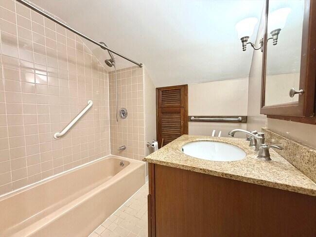 Building Photo - 28 Howard St