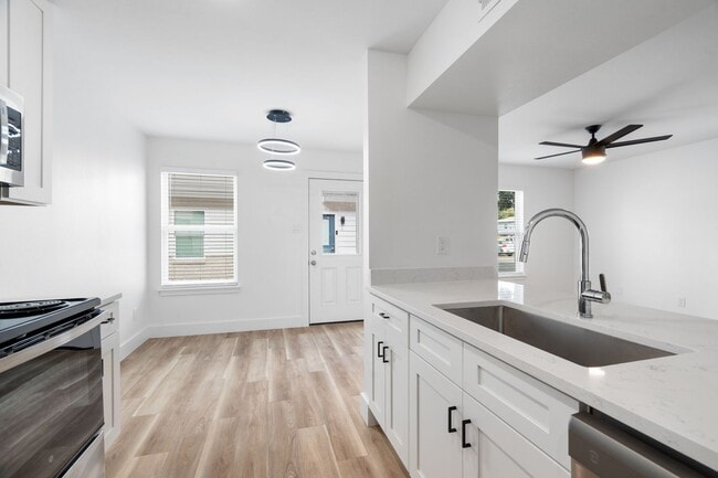Building Photo - IN THE LOOP 2BD/1BA Brand New Finish Out /...
