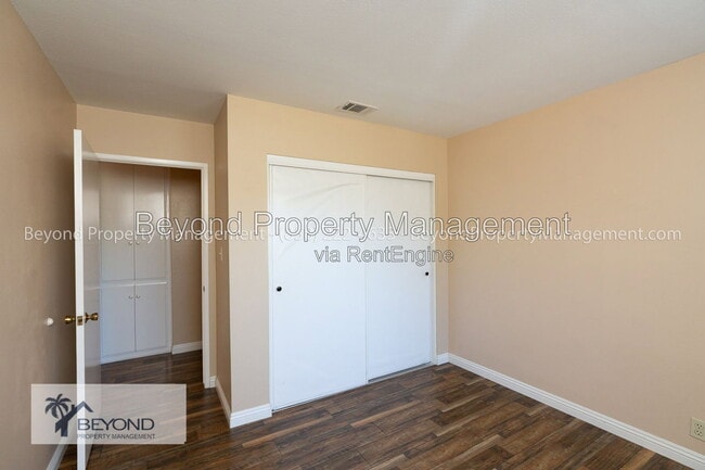 Building Photo - 902 La Sombra Dr