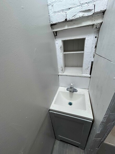 Building Photo - 1582 E 49th St