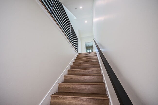 Building Photo - Ultra-Luxury Brand New 2 bed/2.5 bath and ...
