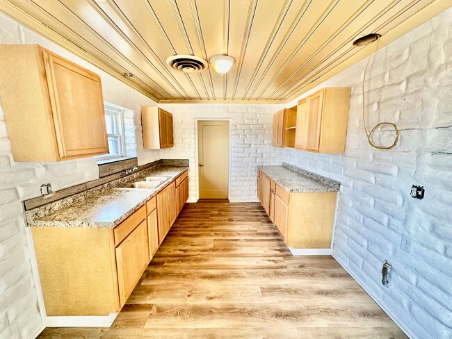Building Photo - Fully Renovated West Fresno 4/2