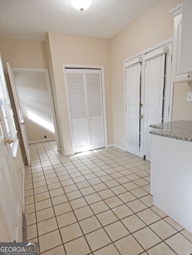 Building Photo - 305 Pinemount Dr