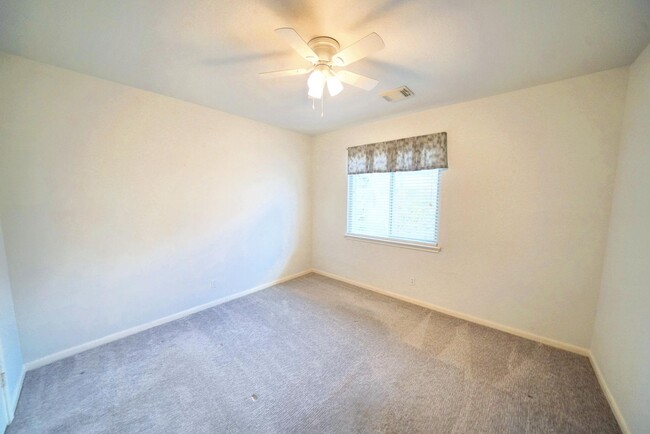 Building Photo - Spacious & Updated 3-Bedroom Home in Deer ...