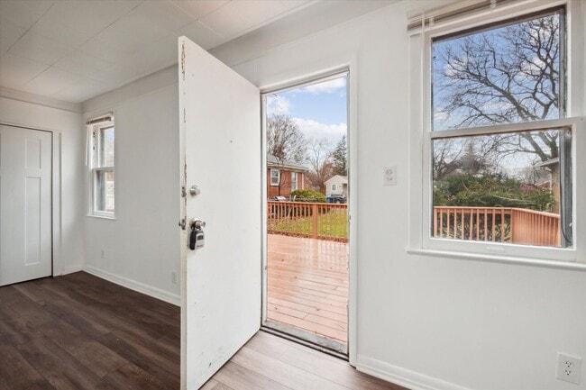 Building Photo - 3 bedroom 2 full bathrooms Warren $1,300