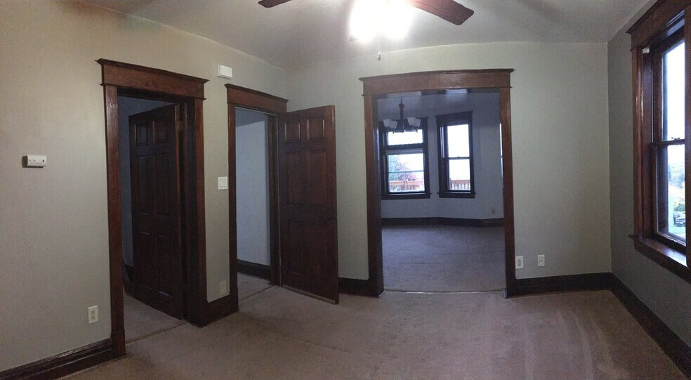 Building Photo - 309 1/2 E 7th St