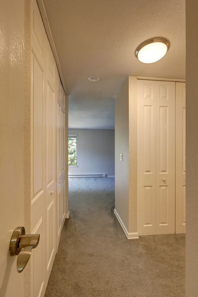 Building Photo - Amazing Bridle Trails 3BR 1.75BA Townhome ...