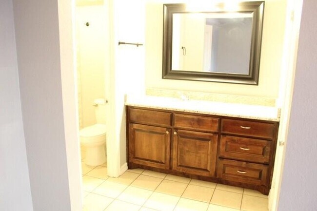Building Photo - 2 Bedroom, 2.5 Bath, Water Included in Rent!