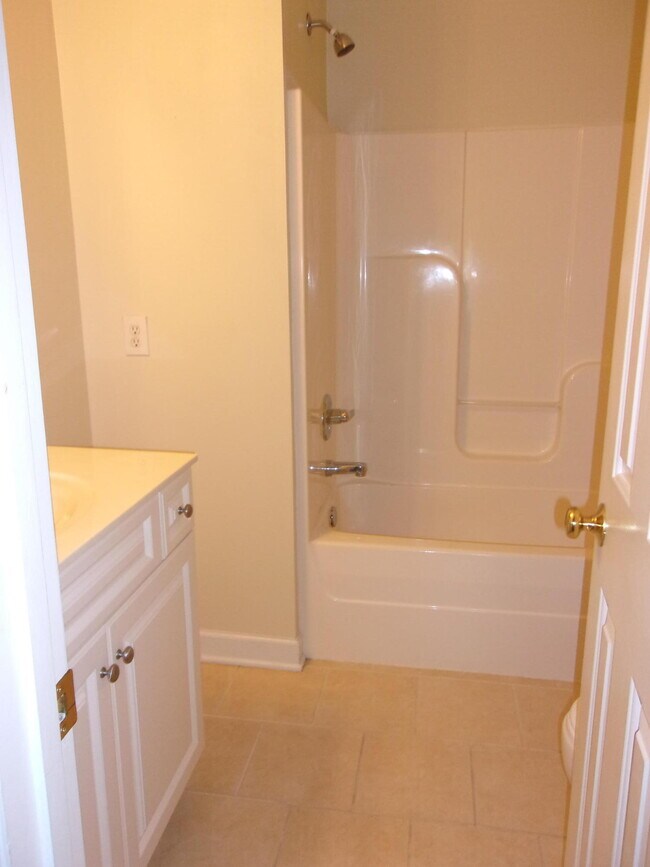 Building Photo - 1095 Magnolia Dr