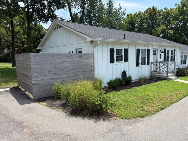 Building Photo - 2128 Sharondale Dr