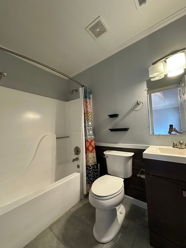 Building Photo - 3 Bedroom, 2 bathroom house on the Eastside, move-in ready