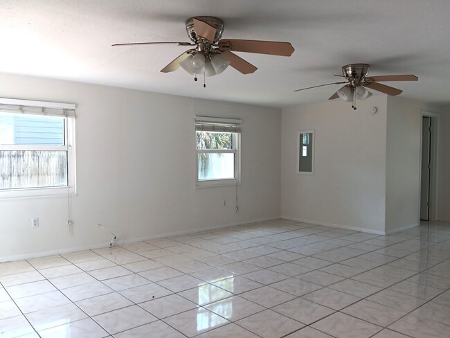 Building Photo - Big family room, granite & stainless kitch...