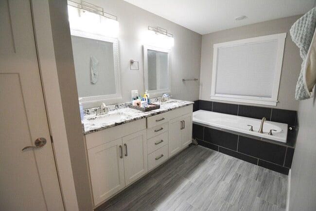 Building Photo - 5 Bed | 3 Bath | Luxury Living at Its Finest