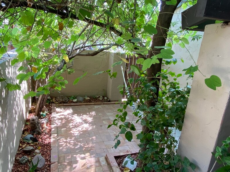 Building Photo - 2312 W Lindner Ave