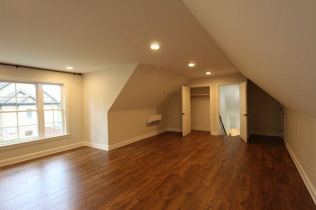 Building Photo - 3 Bedroom 3 Bath House in Beautiful, Quiet Setting
