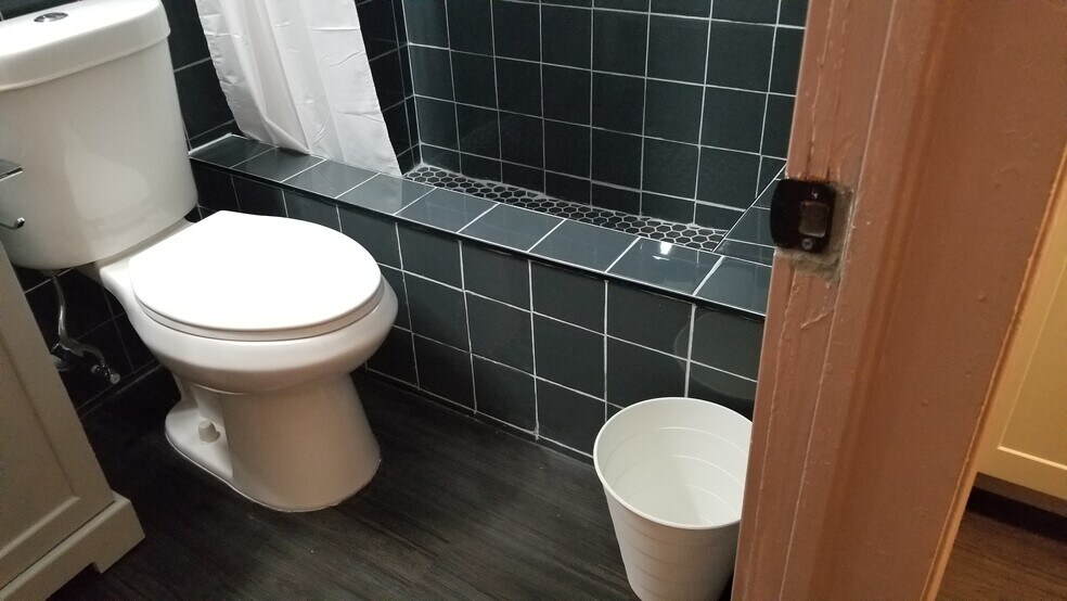 Building Photo - 515 S 20th Ave