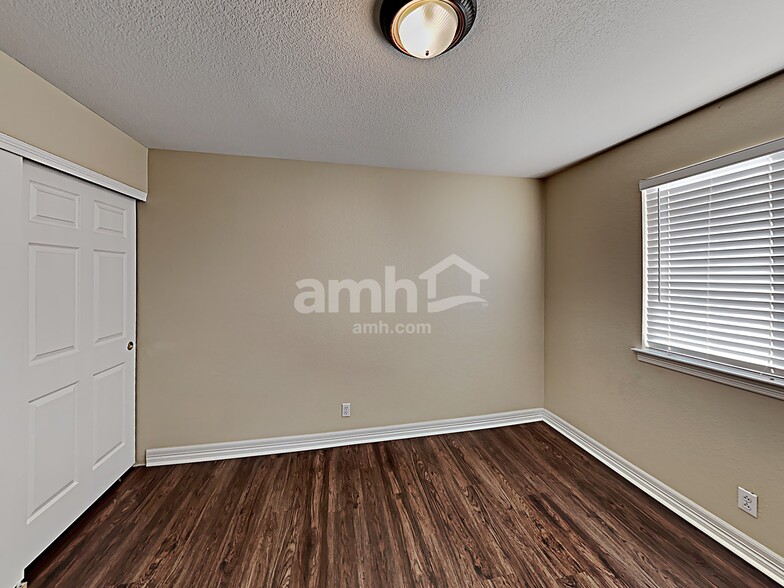 Building Photo - 13945 Jasmine St