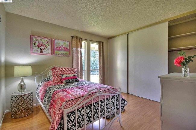 Building Photo - For Rent – Charming 2BR single level condo...