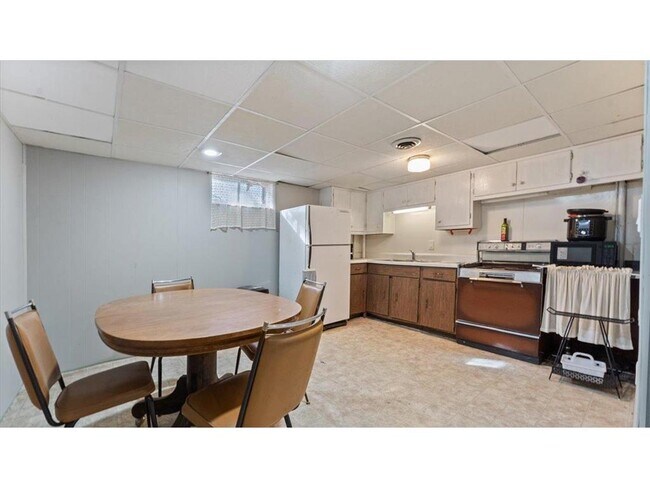 Building Photo - 828 15th St SW