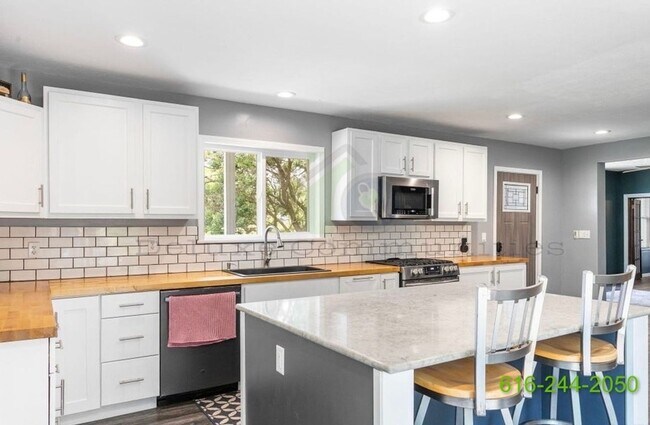 Building Photo - Zeeland Gem! Gorgeous 2 Bed/2 Bath Single-...