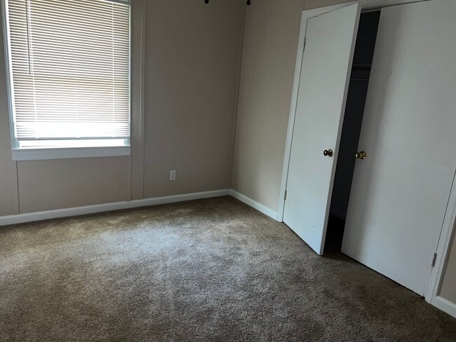 Building Photo - 4 Bedroom Brick House - Vouchers Accepted