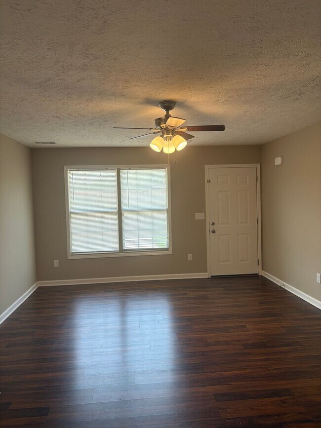 Building Photo - Cute 3 Bedroom Brick Home in Manchester!