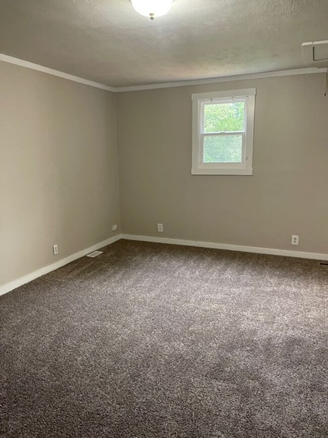 Building Photo - Charming Bungalow Vibes in the Heart of Ol...