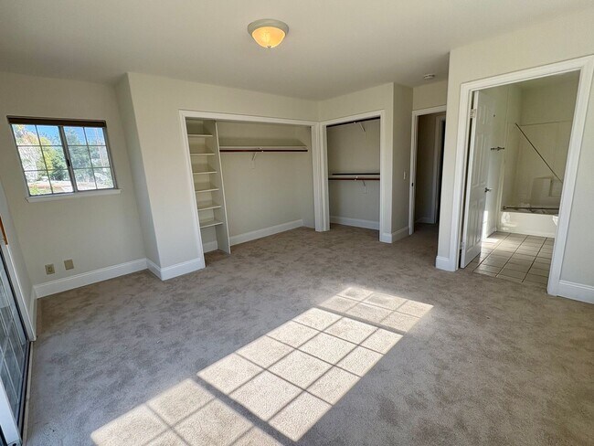 Building Photo - Single Family Home in Oak View!