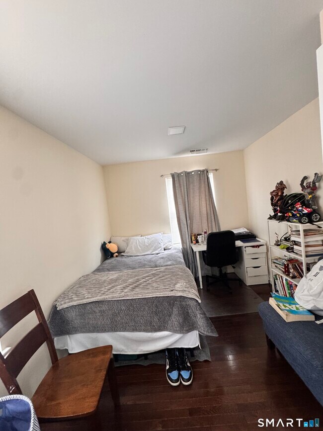 Building Photo - 18 Soundview Ave