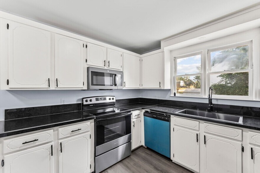 Building Photo - 2412 Bendemeer Dr