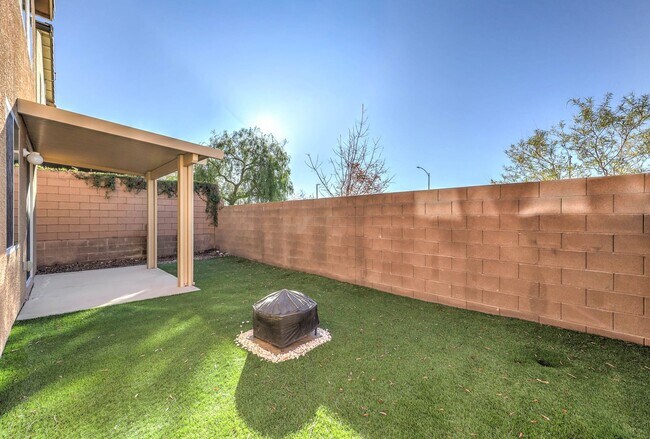 Building Photo - Beautiful 4 Bedroom, 2 Story Home in Henderson