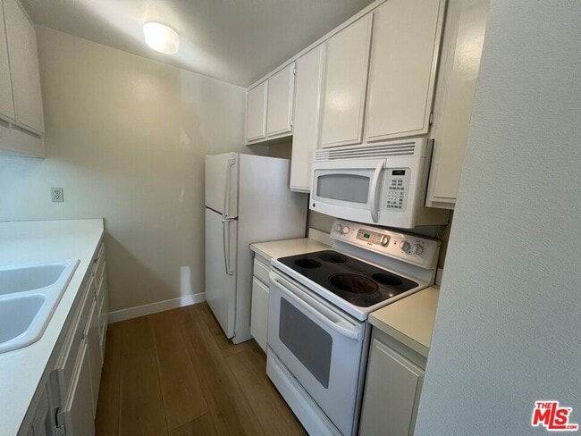 Building Photo - 28549 Conejo View Dr