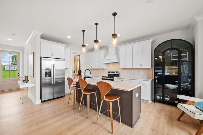 Building Photo - Modern 3 Bed on Nearly an Acre