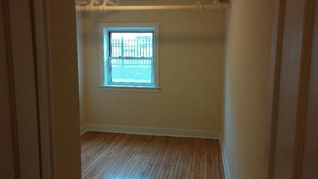 Building Photo - Nice Garden Apt w/ Heat! (63rd California)