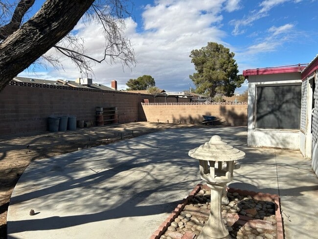 Building Photo - Please Contact Vaughn Realty to set up an appointment 760-446-6561