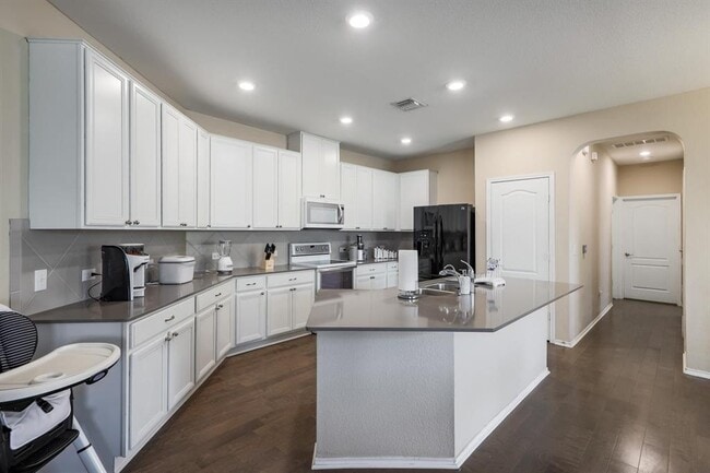 Building Photo - 6300 Garden Rose Path