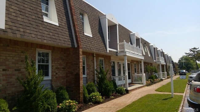 Building Photo - 12 Mainsail Dr