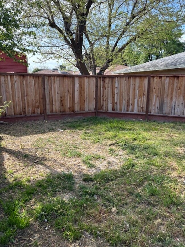 Building Photo - Single story, 3 bed 1.5 bath home.