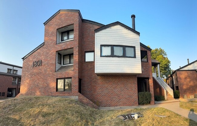 Building Photo - Stylish 1-Bedroom Apartment with Luxurious Updates in a Serene Setting