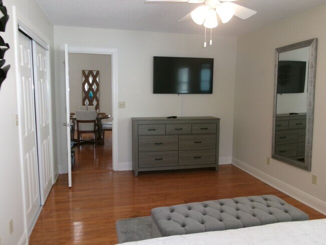 Building Photo - 3 bedroom raised beach home on Ocean Boule...