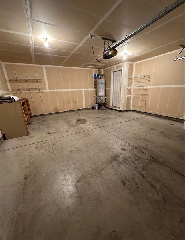 Building Photo - 3 bed|2 bath house with NEW PAINT & CARPET!