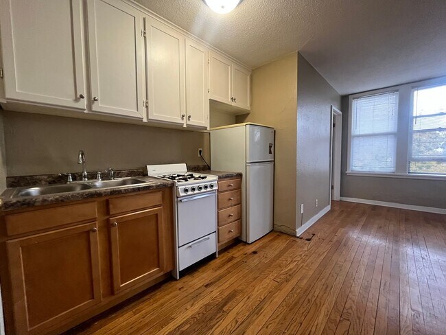Building Photo - 478 Herschel St