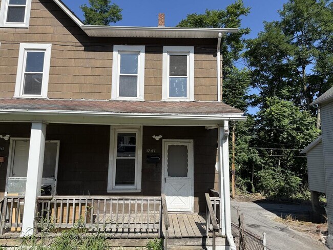 Building Photo - 1247 Main St